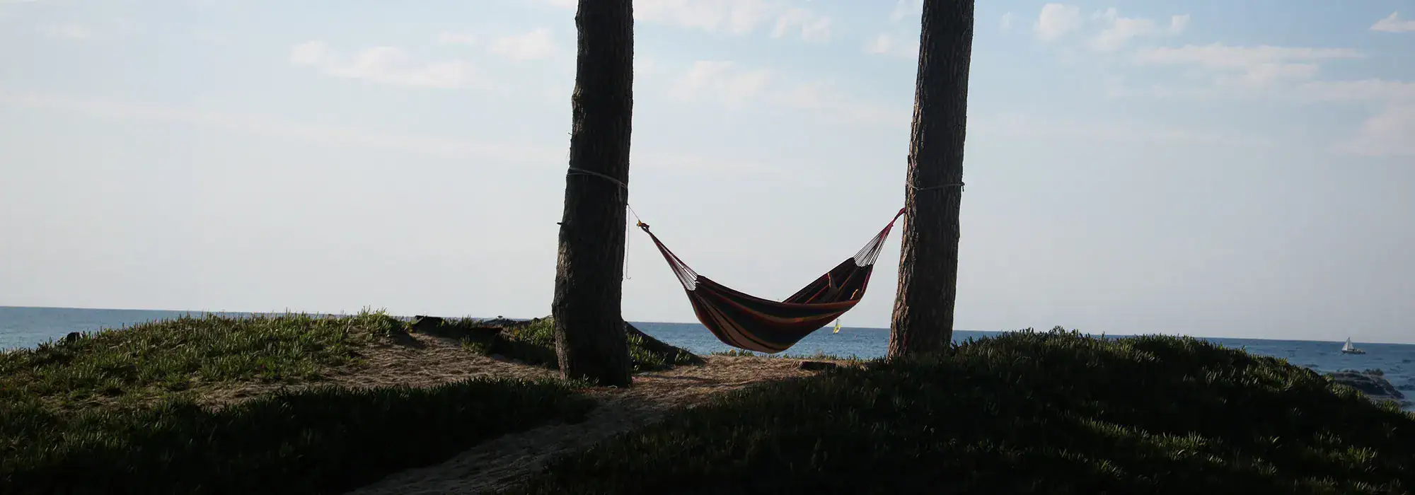 En h&auml;ngmatta mot en strand